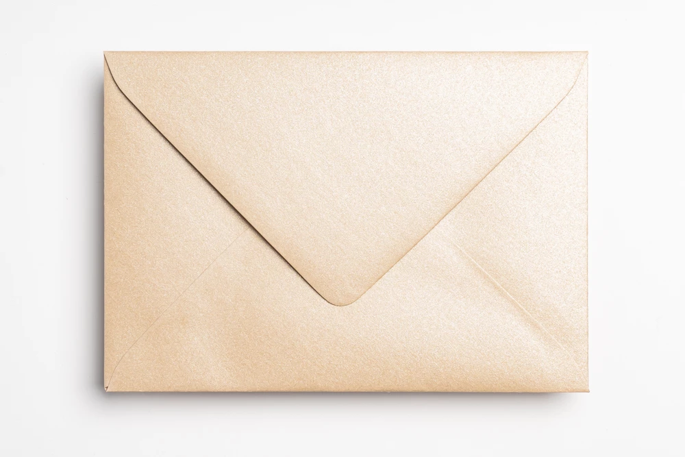 Envelop Metallic Zand Glitter Beige