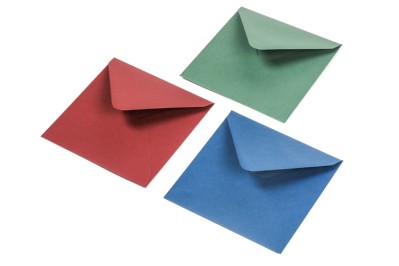 Donkere enveloppen in de kleuren: donkerrood, donkerblauw en donkergroen