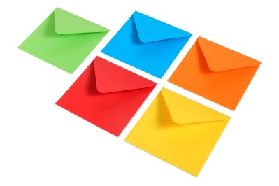 Felle enveloppen in de kleuren: rood, blauw, groen, geel en oranje